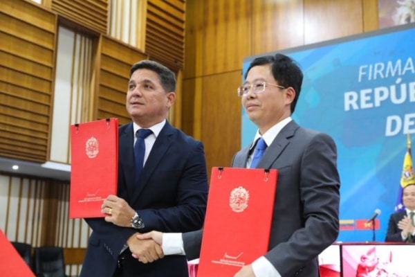 Venezuela firmó 5 acuerdos de producción agrícola, petrolera y gasífera con Vietnam